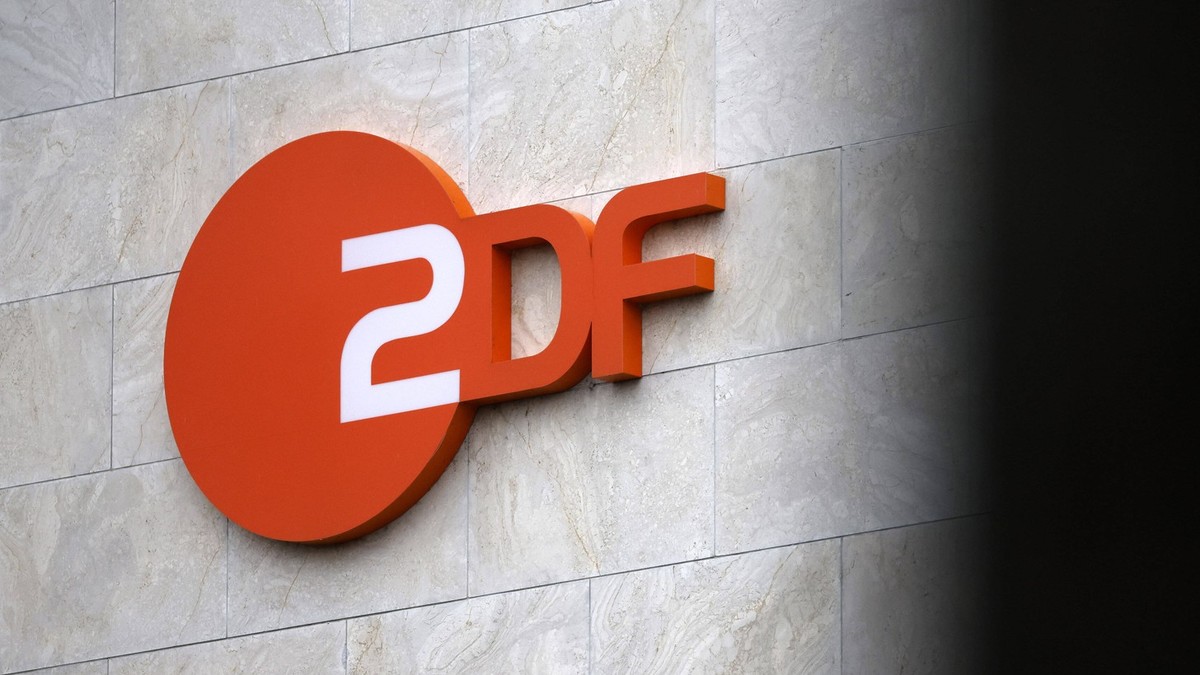 Das Logo des TV-Sender ZDF am Landesstudio Düsseldorf. Themenbild, Symbolbild Düsseldorf, 20.12.2022 NRW Deutschland *** The logo of the TV station ZDF at the regional studio Düsseldorf theme image, s ...