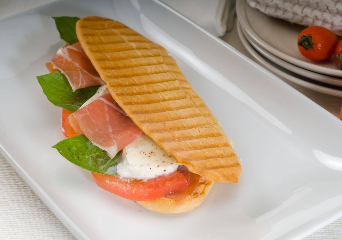 Panini Sandwich mit frischem Caprese und Parmaschinken, Food photography *** Panini Sandwich with fresh Caprese and Parma ham, Food Photography Copyright: imageBROKER/keko64 ibxfpe09933482.jpg Bitte b ...