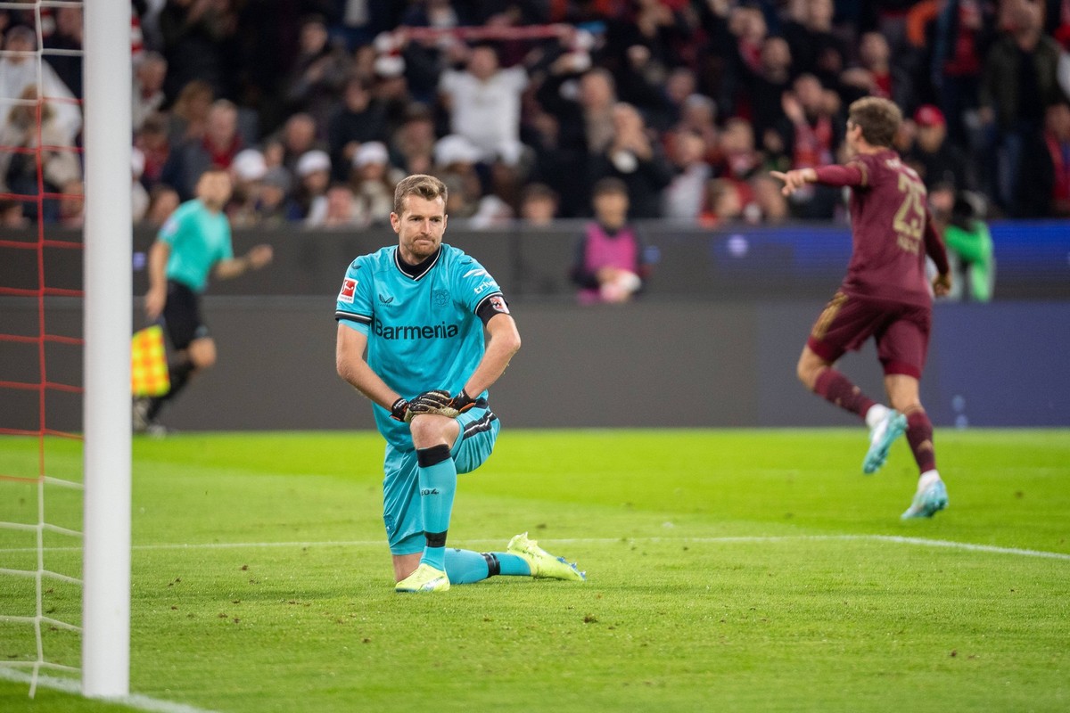 Tor zum 2:0 durch Jamal Musiala FC Bayern Muenchen, 42, es jubelt Thomas Mueller FC Bayern Muenchen, 25 und Lukas Hradecky Bayer 04 Leverkusen, 01 ist enttäuscht/enttaeuscht, unzufrieden GER, FC Bayer ...