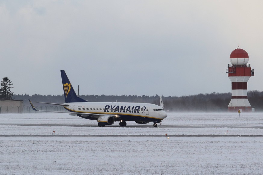 Polen, heftiger Schneefall am Flughafen von Danzig January 3, 2019 - Gdansk, Poland - EI-DWT Ryanair Boeing 737-8AS airplane taxiing during the heavy snowfall at Gdansk Lech Walesa airport is seen in  ...