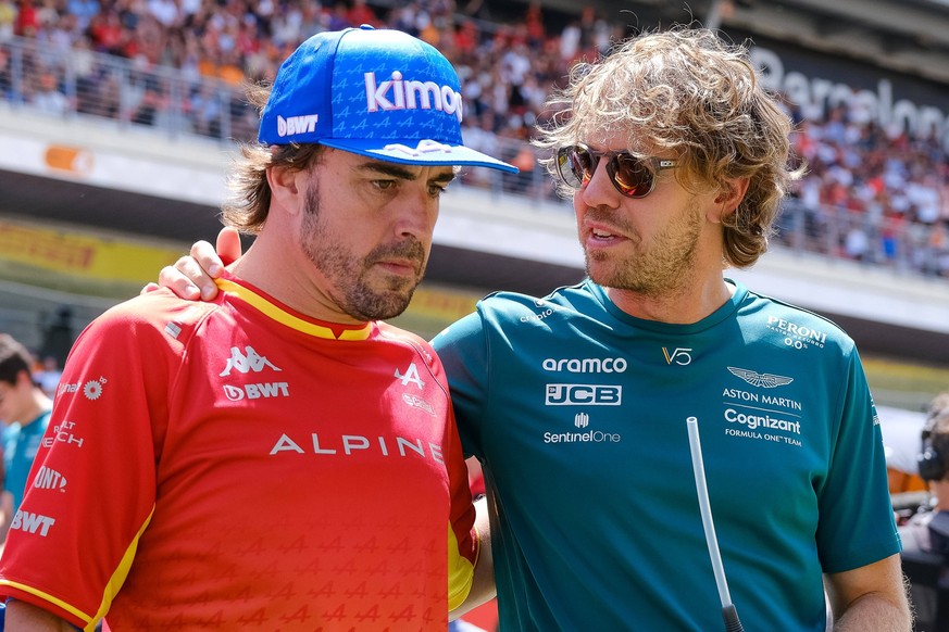 Fernando Alonso ESP, BWT Alpine F1 Team, 14 mit Sebastian Vettel GER, Aston Martin Aramco Cognizant F1 Team, 5 , ESP, Formula One Pirelli Gran Premio de Espana, Formel 1, Sunday, Saison 2022, 22.05.20 ...
