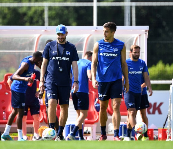 Trainer Sandro Schwarz und Marc Kempf im Trainigslager im St. George s Park, England.