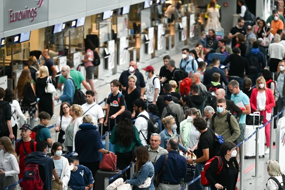 24.06.2022, Nordrhein-Westfalen, D�sseldorf: Passagiere warten an Eurowings-Schaltern auf dem Flughafen D�sseldorf auf ihre Abfertigung. Als erstes der 16 deutschen Bundesl�nder geht das bev�lkerungsr ...