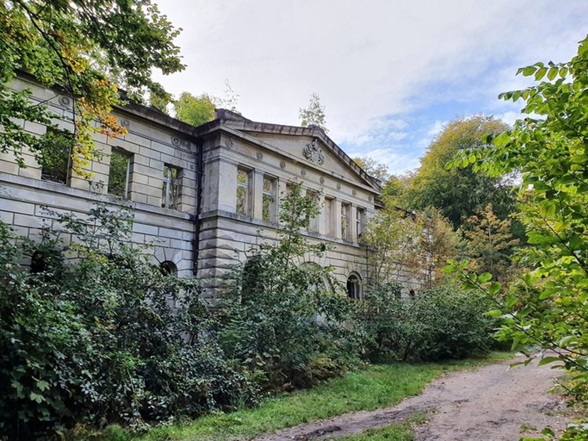Schloss Dwasieden liegt in Küstennähe an der Ostsee.