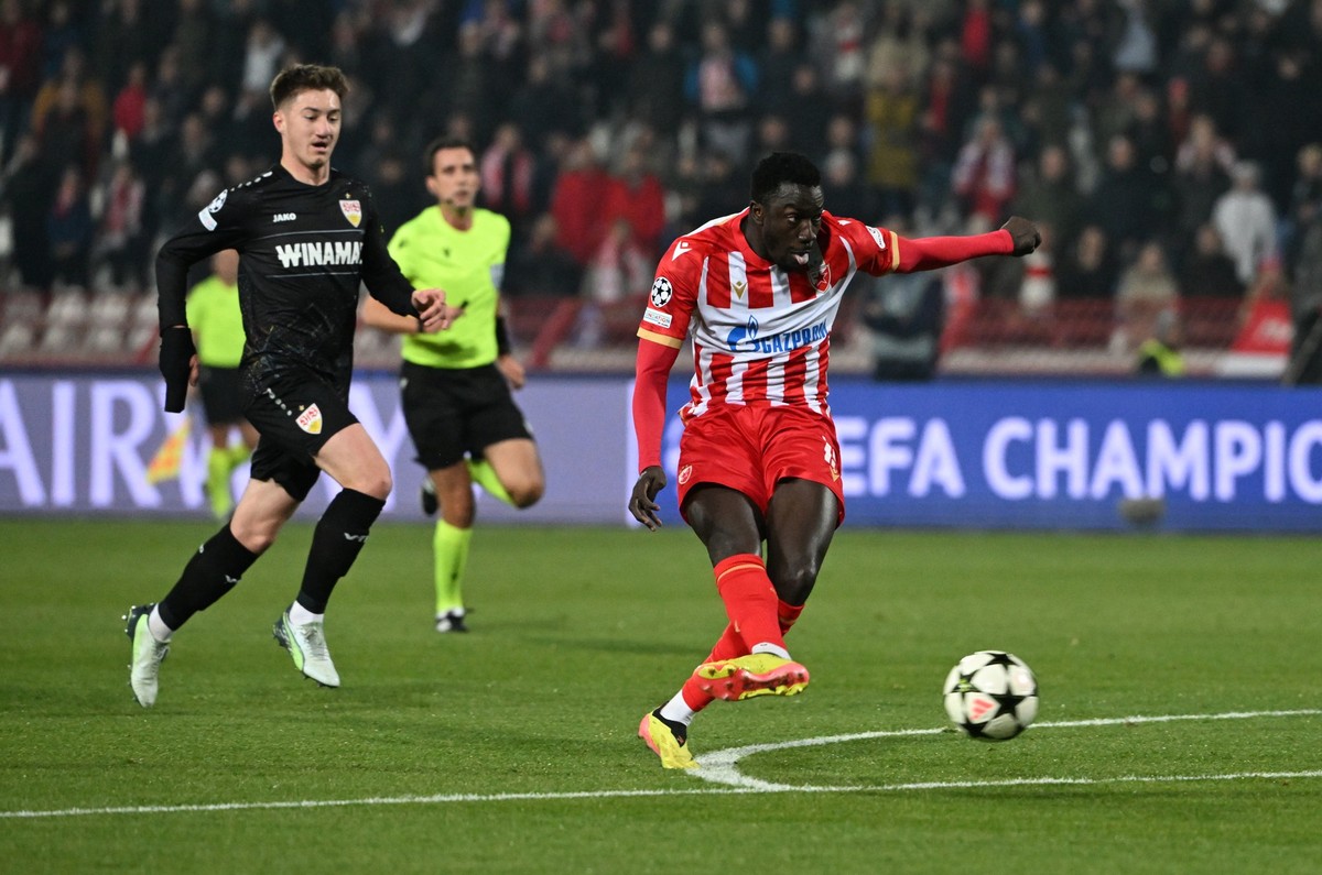 27.11.2024, Serbien, Belgrad: Fußball: Champions League, Roter Stern Belgrad - VfB Stuttgart, Vorrunde, 5. Spieltag im Stadion Rajko Mitic. Belgrads Silas (r) schießt das Tor zum 1:1. Foto: Marijan Mu ...
