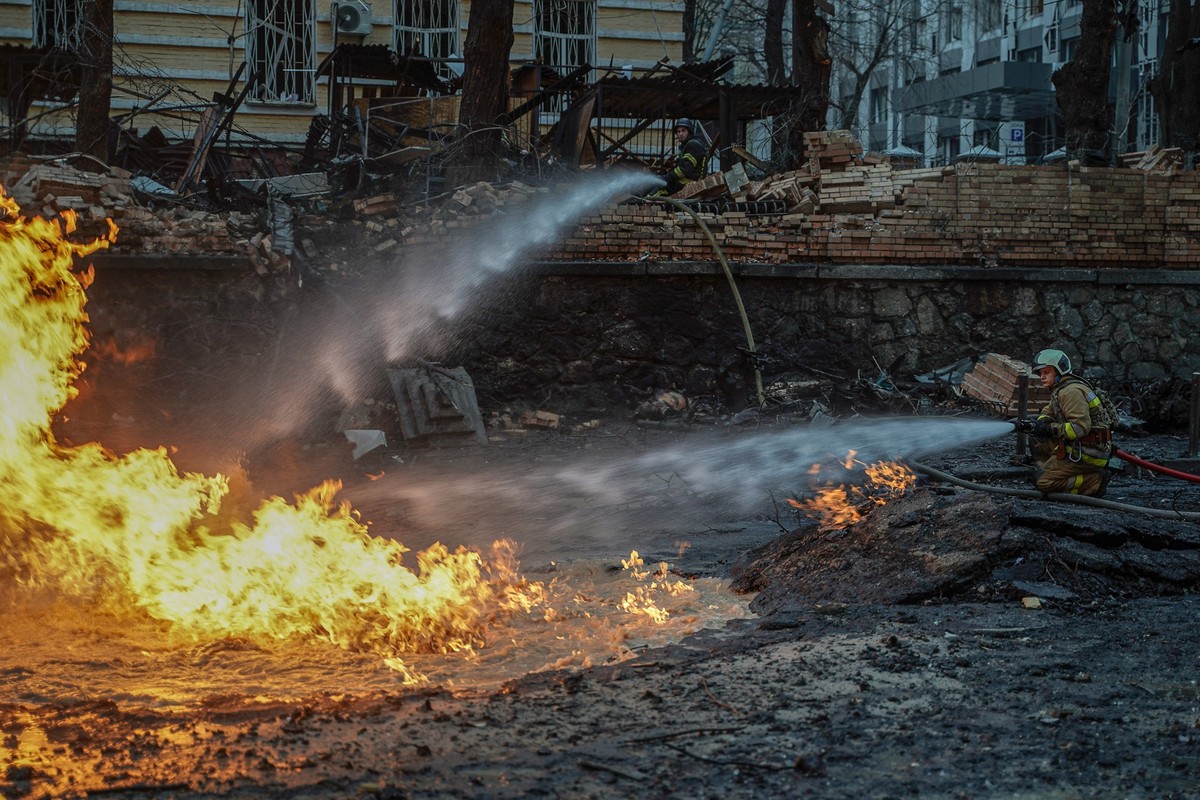 20.12.2024, Ukraine, Kiew: Feuerwehrleute l�schen Brand nach einem russischen Angriff. Russland hat mit einem Raketenangriff am Morgen schwere Sch�den in der ukrainischen Hauptstadt Kiew angerichtet.  ...