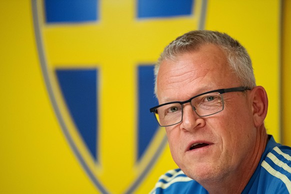 ARCHIV - 02.09.2019, Schweden, Stockholm: Janne Andersson, Auswahlcoach der schwedischen Nationalmannschaft, spricht w�hrend einer Pressekonferenz der schwedischen Fu�ball-Nationalmannschaft vor dem U ...