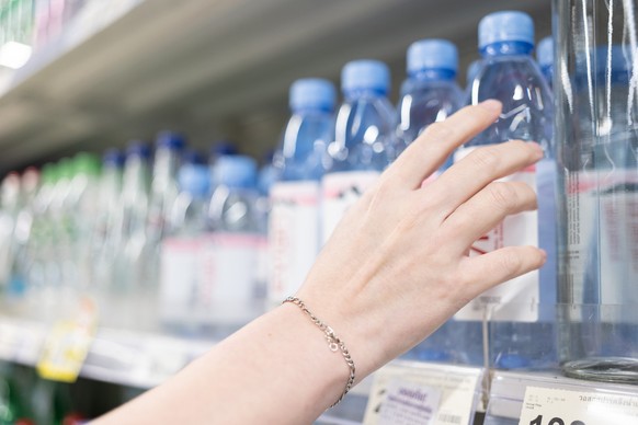 Wasserflaschen sind – solange sie geschlossen sind – nahezu unendlich lange haltbar.