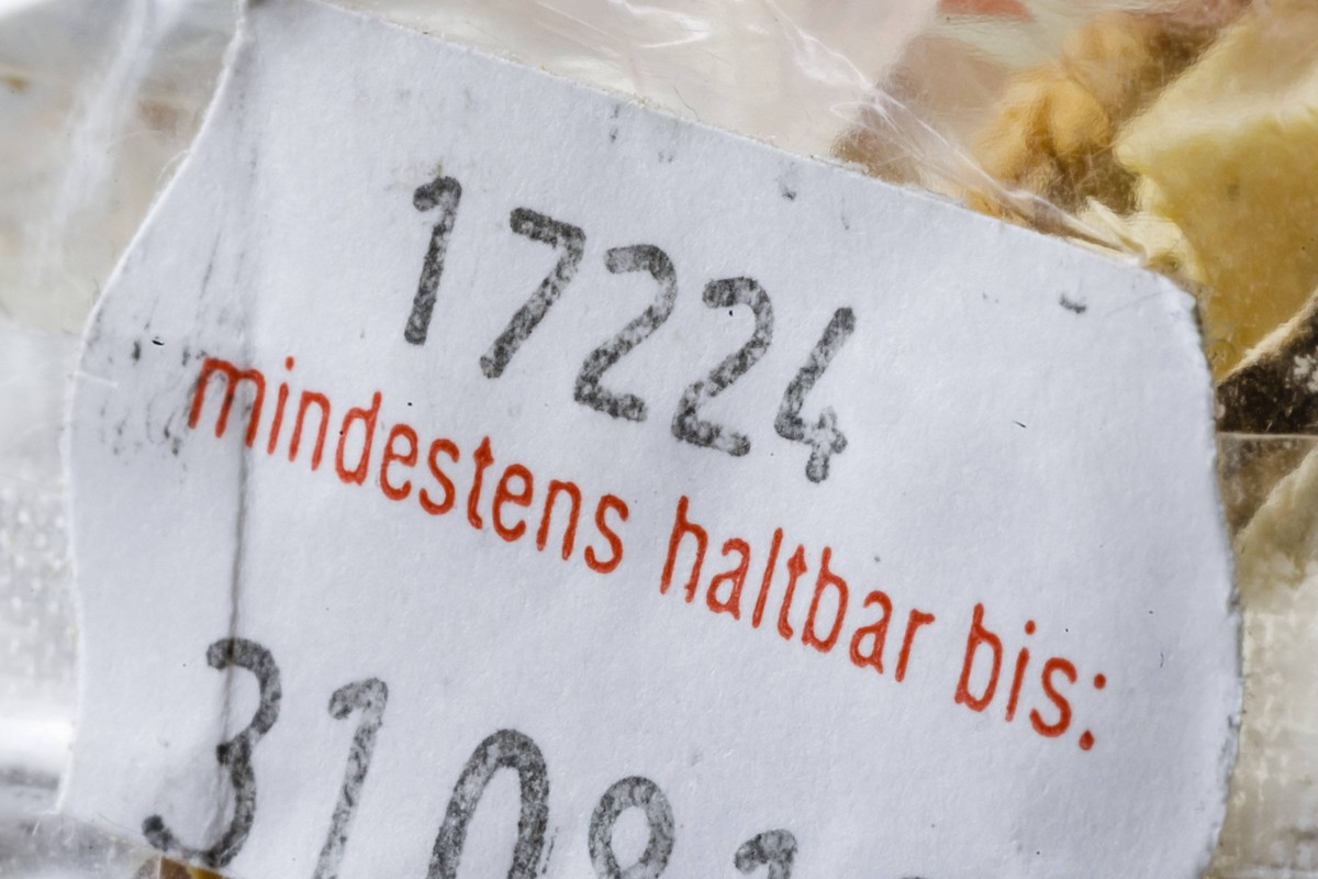 Symbolfoto zum Thema Lebensmittelverschwendung. Ein Schild au einem Lebensmittel mit der Aufschrift mindestens haltbar bis . Berlin, 19.02.2019. Berlin Deutschland *** Symbol photo on the subject of f ...