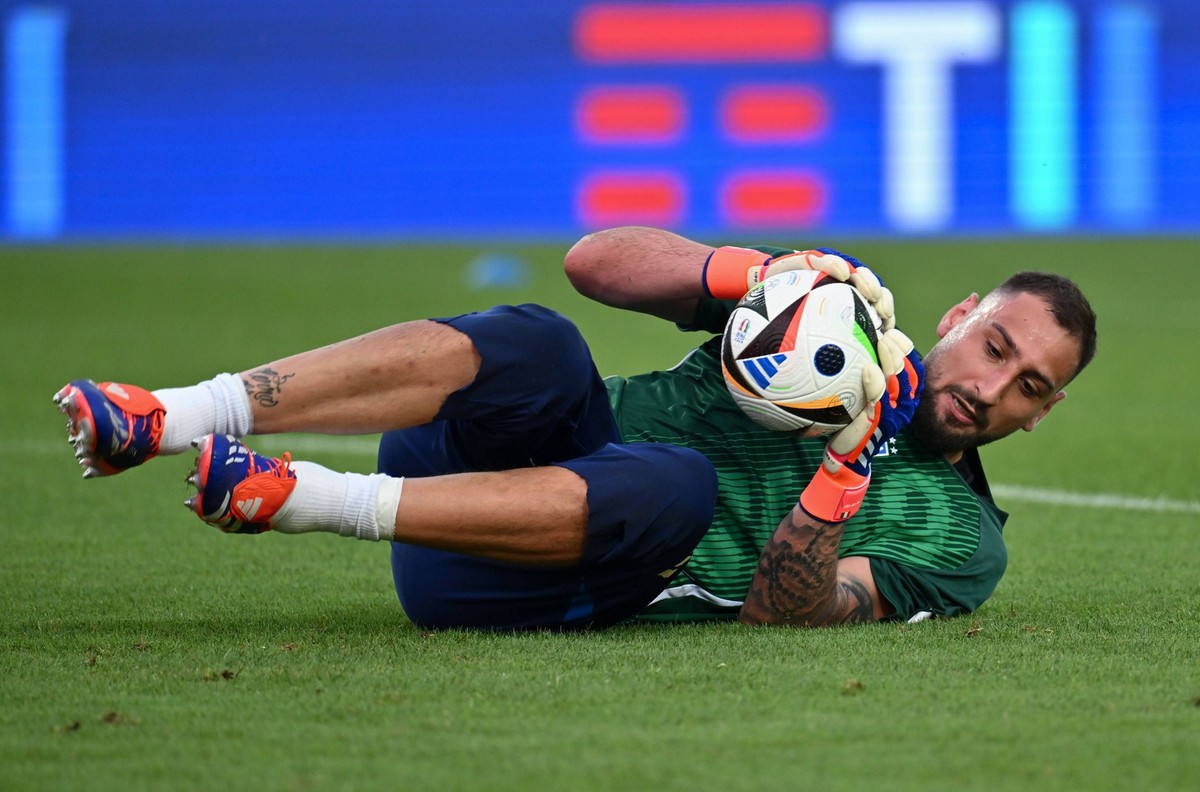 Empoli, Italy: Italy s goalkeeper Gianluigi Donnarumma during Italy vs Bosnia, Friendly football match in Empoli, Italy, June 09 2024 Friendly football match - Italy vs Bosnia PUBLICATIONxINxGERxSUIxA ...