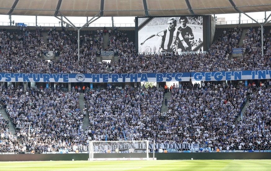 Hanne Weiner, Schweigeminute für Ex Herthaspieler / / Fußball Fussball / DFL 2.Bundesliga Herren / 3.Spieltag Saison 2024/2025 / 24.08.2024 / Hertha BSC Berlin vs. SSV Jahn Regensburg / DFL regulation ...