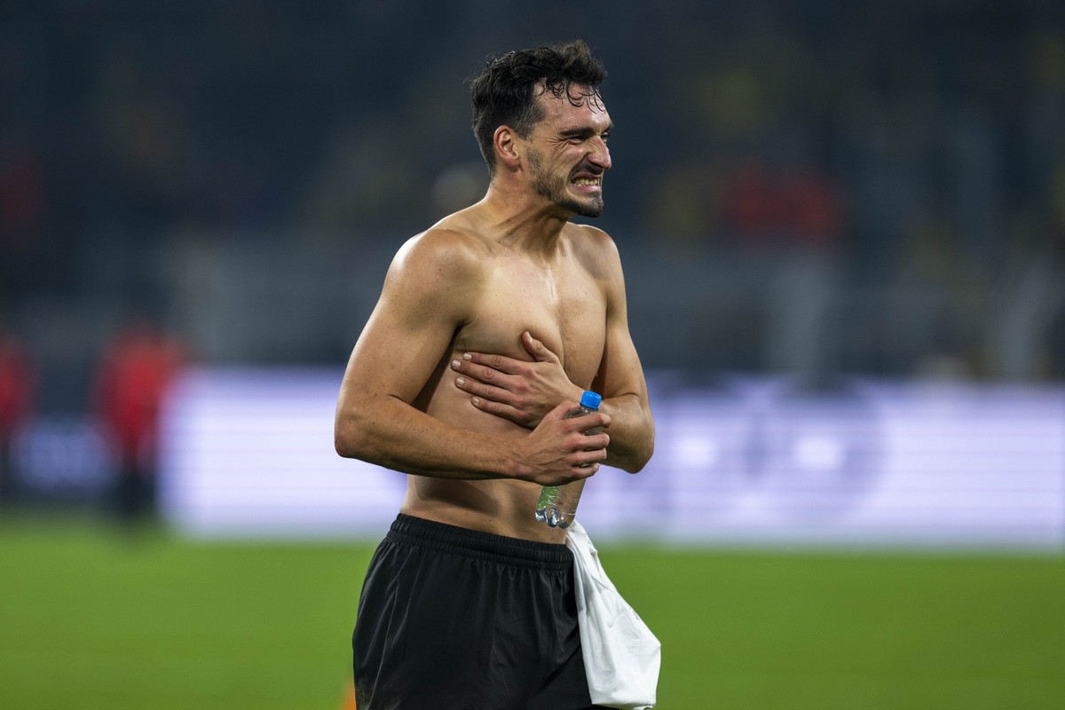 04.10.2023, Nordrhein-Westfalen, Dortmund: Fußball: Champions League, Borussia Dortmund - AC Mailand, Gruppenphase, Gruppe F, 2. Spieltag, Signal Iduna Park: Dortmunds Mats Hummels fasst sich an die R ...