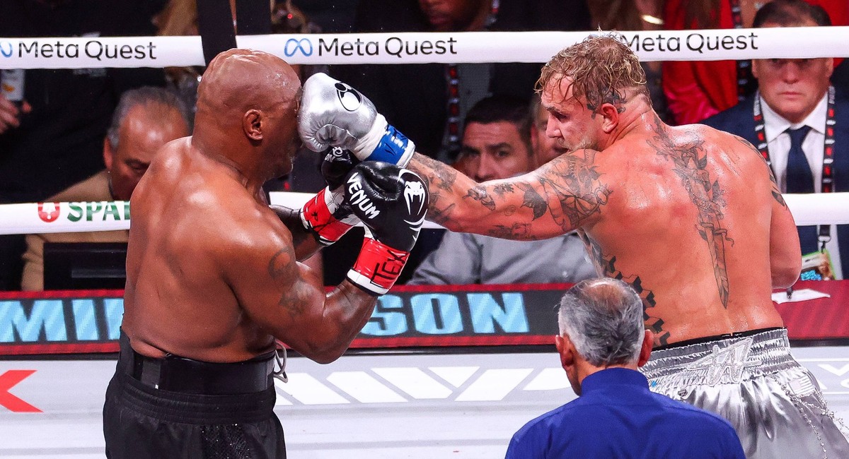 Netflix &amp; Most Valuable Promotions Boxing Event Fight Night, AT&amp;T Stadium, Arlington, Texas, United States 15/11/2024 Mike Tyson vs Jake Paul Jake Paul lands a punch on Mike Tyson Jake Paul la ...