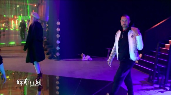Unmissverständliche Geste von Philipp Plein: Kamera aus.