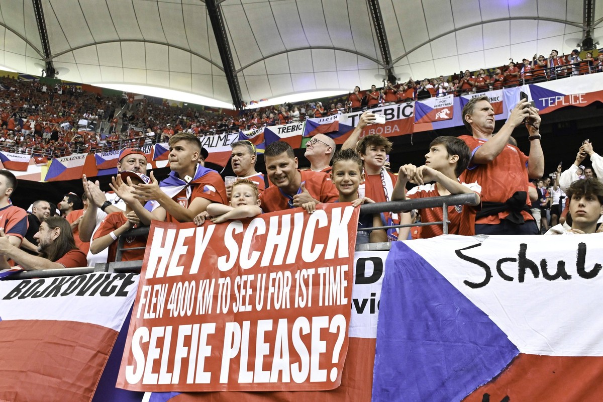 GER, Euro 2024, Group F, Georgien GEO vs Tschechien CZE / 22.06.2024, Volksparkstadion, GER, Euro 2024, Group F, Georgien GEO vs Tschechien CZE im Bild Feature ein albanische Fans im Stadion *** GER, ...