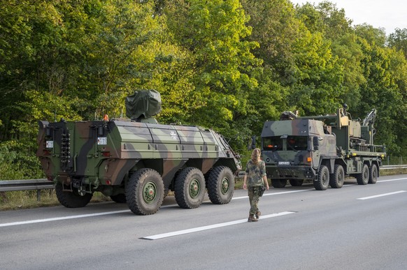 Spezialfahrzeuge der Bundeswehr nahe der Brandstelle: Ein Bergepanzer wird eingesetzt.