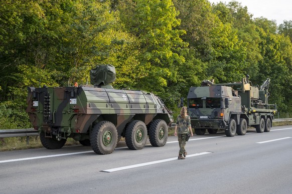 05.08.2022, Berlin: Spezialfahrzeuge der Bundeswehr stehen in der N