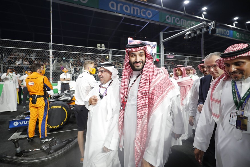 Formula 1 2021: Saudi Arabia GP JEDDAH STREET CIRCUIT, SAUDI ARABIA - DECEMBER 05: Crown Prince Mohammed bin Salman and other dignitaries on the grid during the Saudi Arabia GP at Jeddah Street Circui ...