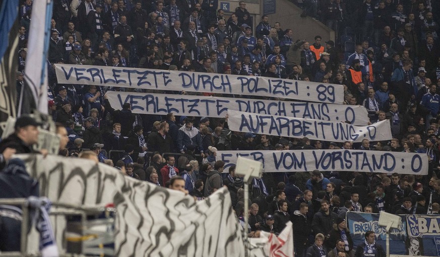 Plakat im GE Fanblock gegen den Polizeieinsatz beim letzten aufeinandertreffen, verletzte durch die Polizei : 89, verletzte durch die Fans : 0, Aufarbeitung: 0, Eier vom Vorstand : 0 , Transparent, Pr ...