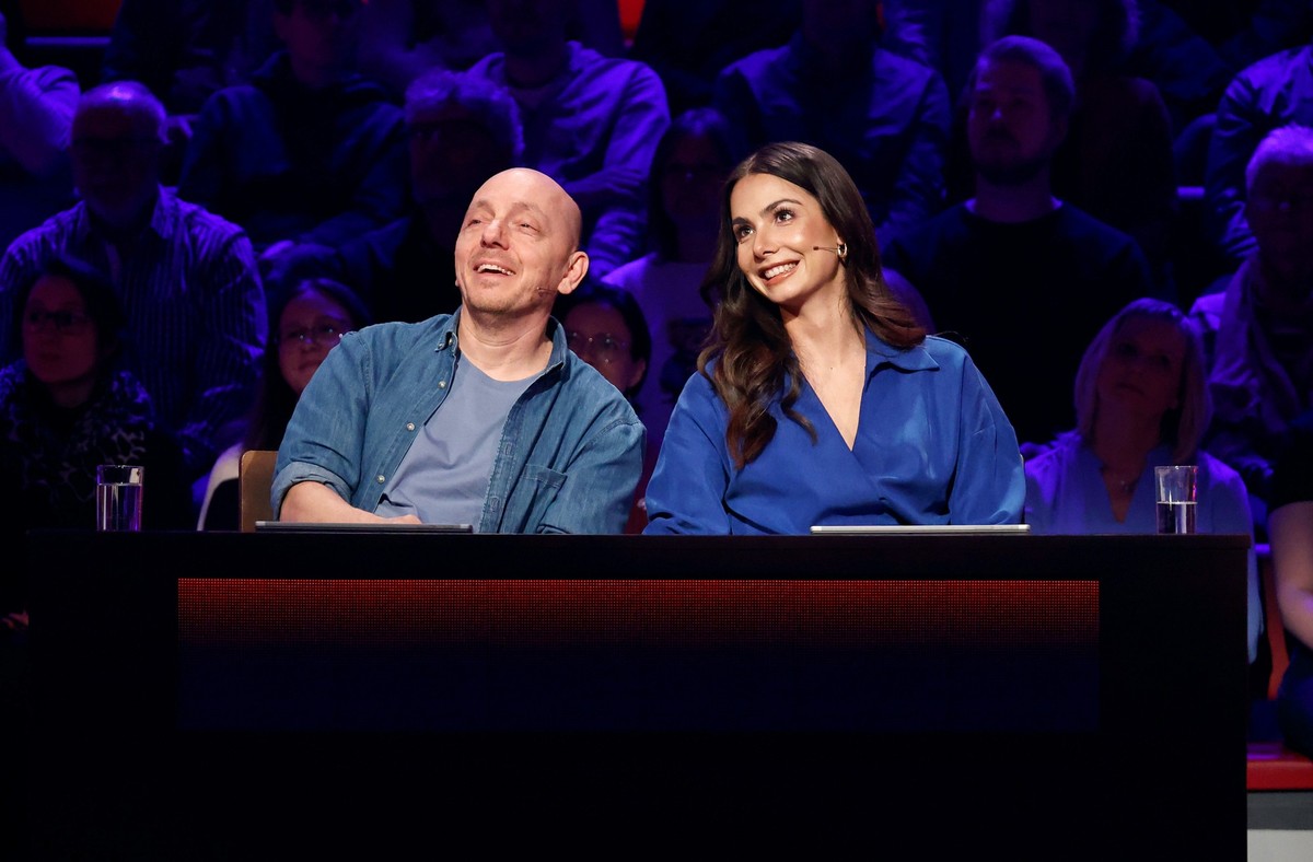 ARD WER WEISS DENN SOWAS? FOLGE 1152, &quot;Lea Wagner und Wolff-Christoph Fuss&quot;, am Montag (15.04.24) um 18:00 Uhr im ERSTEN.
Rateteam-Kapitän Bernhard Hoëcker (l.) mit Sportjournalistin Lea Wag ...