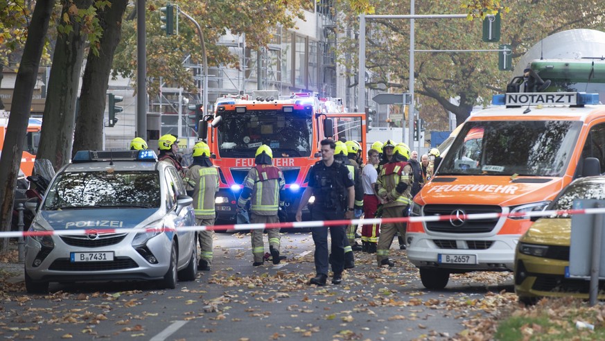 31.10.2022, Berlin: Einsatzfahrzeuge von Polizei und Feuerwehr stehen an der Bundesallee in Berlin-Wilmersdorf, wo eine Radfahrerin bei dem Verkehrsunfall mit einem Lastwagen lebensgefährlich verletzt ...