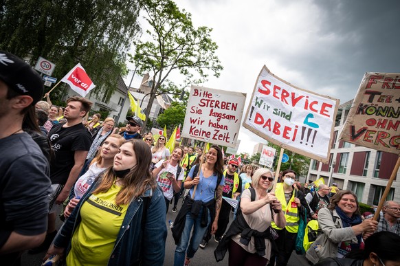 Zahlreiche Menschen nehmen an einer Demonstration von Pflegekräften teil. Einen Monat dauern die Streiks der Beschäftigten an sechs Unikliniken in Nordrhein-Westfalen im Kampf um einen Tarifvertrag En ...