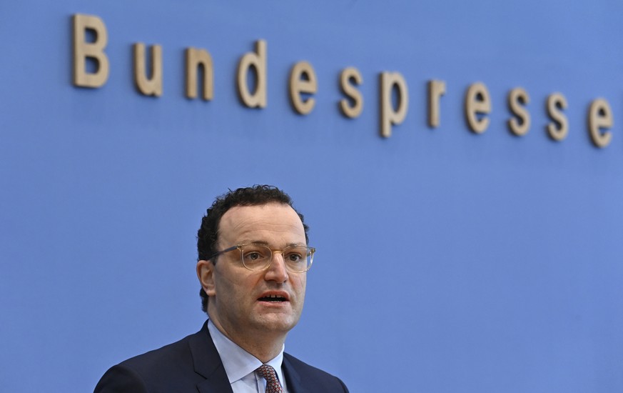 12.02.2021, Berlin: Bundesgesundheitsminister Jens Spahn (CDU) redet in einer Pressekonferenz zur aktuellen Situation in der Corona-Pandemie zu den Journalisten. Foto: Tobias Schwarz/AFP/POOL/dpa +++  ...