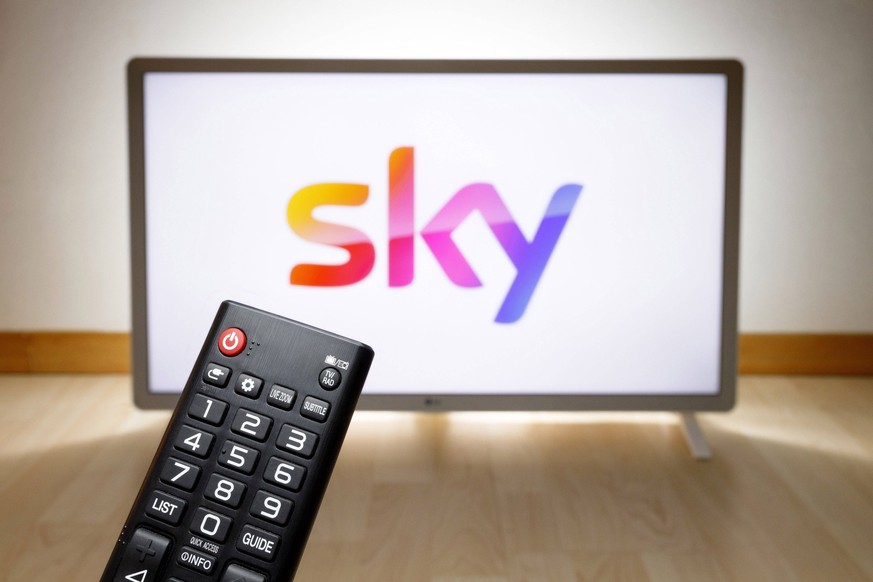 Sky-Logo auf einem Fernseher. Die Sky Deutschland GmbH ist ein deutscher Medienkonzern mit Sitz in Unterföhring bei München. Das Unternehmen betreibt über seine Tochtergesellschaft Sky Deutschland Fer ...