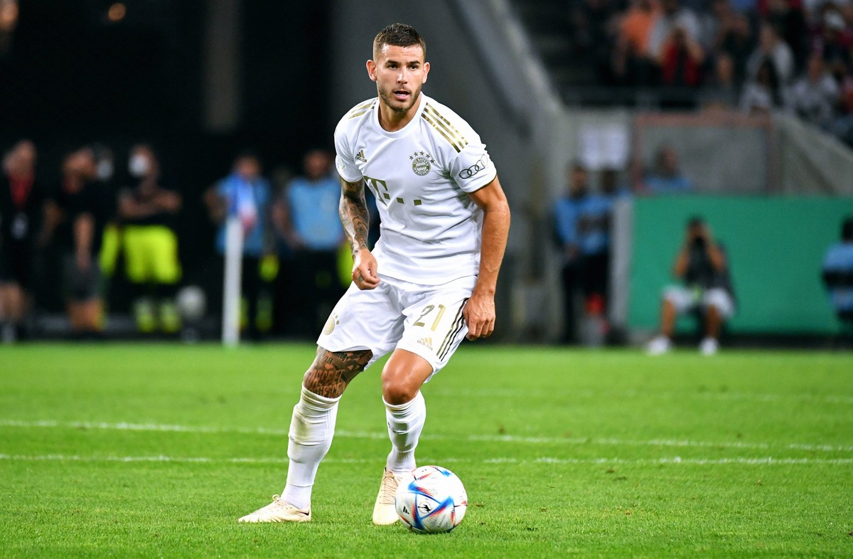 Fussball, Herren, Deutschland, DFB-Pokal, Saison 22/23, 1. Runde, Rhein Energie Stadion K�ln Viktoria K�ln rot - FC Bayern M�nchen weiss 0:5 Lucas Hernandez FCB. Aktion, Einzelbild. DFB/UEFA REGULATIO ...