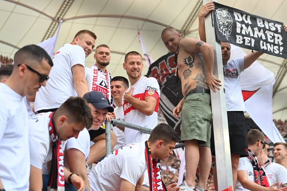 Waldemar ANTON VFB Stuttgart feiert mit den Fans, Fußballfans, die Vizemeisterschaft. Fußball 1. Bundesliga Saison 2023/2024, 34. Spieltag, 34. Spieltag VFB Stuttgart - Borussia Mönchengladbach 4:0 am 1...
