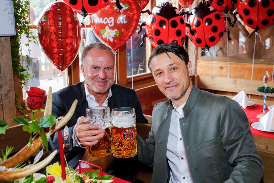 FC Bayern Munich's coach Niko Kovac and CEO Karl-Heinz Rummenigge pose during a visit at the Oktoberfest in Munich, Germany, October 7, 2018. Bayern Munich/Handout via Reuters. ATTENTION EDITORS - THI ...
