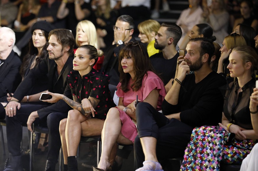 Sophia Thomalla, Simone Thomalla und Partner Silvio Heinevetter auf der Fashionweek 2018.