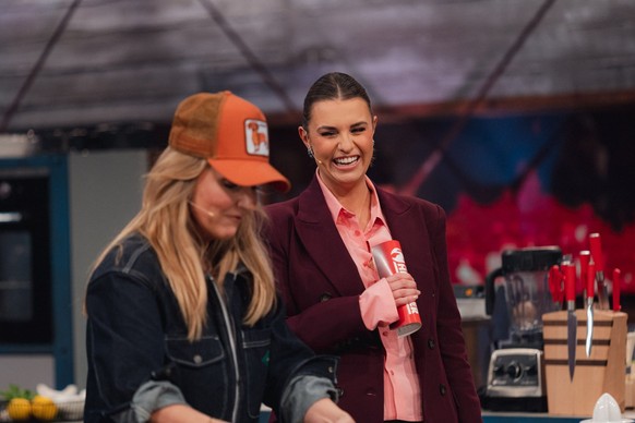 Kim Fisher (l.) und Laura Wontorra

Die Verwendung des sendungsbezogenen Materials ist nur mit dem Hinweis und Verlinkung auf RTL+ gestattet.