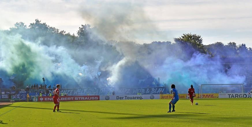 18.08.2018, xblx, Fussball DFB Pokal 1.Runde, TuS Erndtebrueck - Hamburger SV emspor, v.l. Pyrotechnik, Feuer, Feuerwerk, Fans, Rauch, Bengalos, Bengalo, Pyro, Rauchbombe, (DFL/DFB REGULATIONS PROHIBI ...