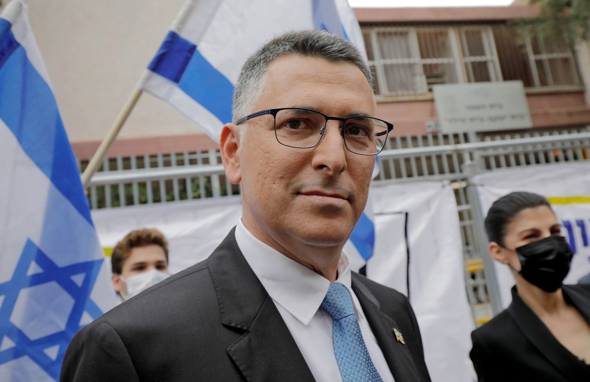 ARCHIV - 23.03.2021, Israel, Tel Aviv: Gideon Saar, Vorsitzender der israelischen Partei &quot;Neue Hoffnung&quot;, steht vor einem Wahllokal w�hrend der israelischen Parlamentswahl 2021. (zu dpa: �Gi ...
