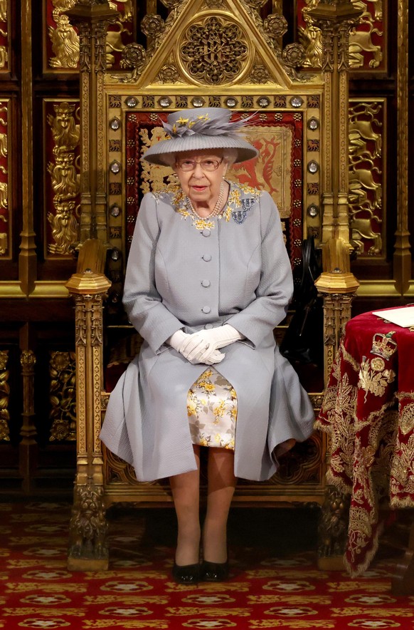 Zuletzt verzichtete die Queen bei der alljährlichen Parlamentsrede bereits darauf, die schwere Krone und die Staatsrobe zu tragen.