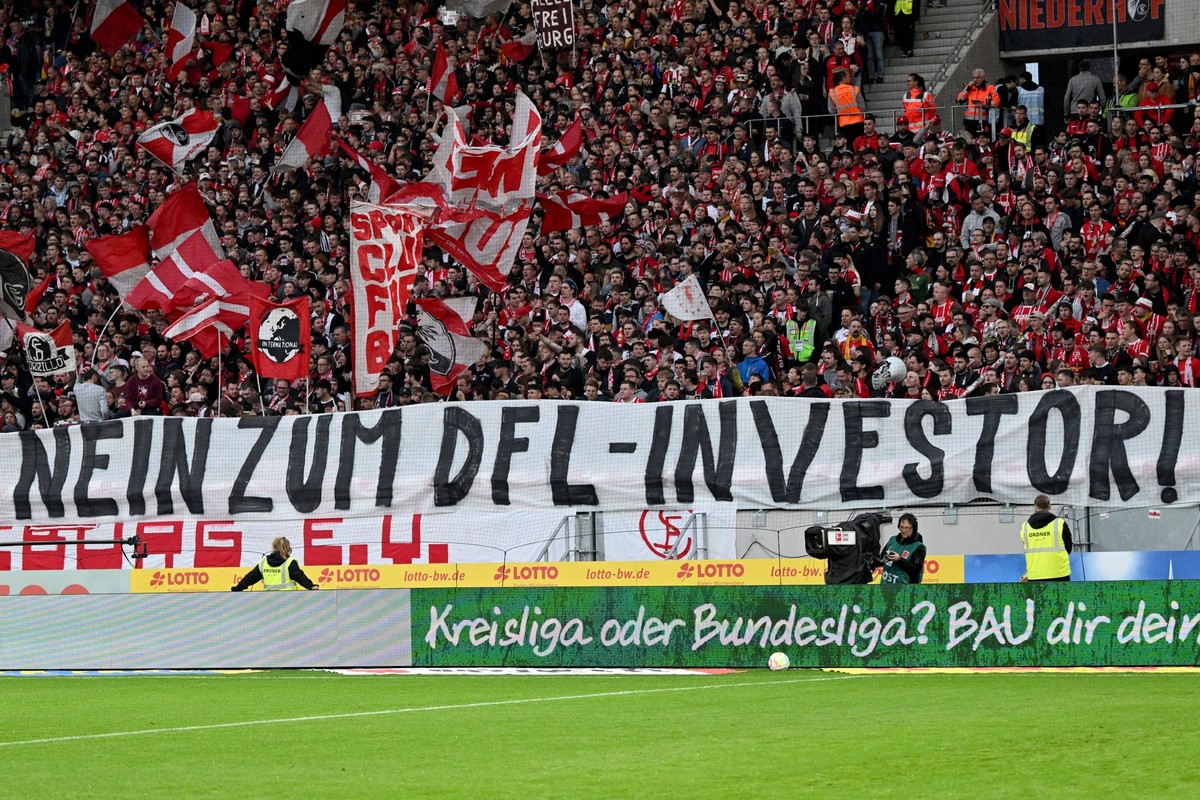 19.05.2023, Freiburg, Germany, Europapark Stadio, SC Freiburg vs VfL Wolfsburg - 1. Bundesliga, . Spruchband nein zu DFL Investor Foto H. Langer, H. Langer DFB/DFL REGULATIONS PROHIBIT ANY USE OF PHOT ...