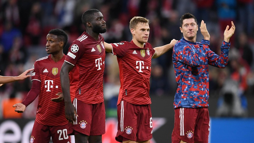 FUSSBALL CHAMPIONS LEAGUE SAISON 2021/2022 Vorrunde Gruppe E FC Bayern Muenchen - Dynamo Kiew 29.09.2021 SCHLUSSJUBEL FC Bayern Muenchen Bouna Sarr, Dayot Upamecano, Joshua Kimmich und Robert Lewandow ...