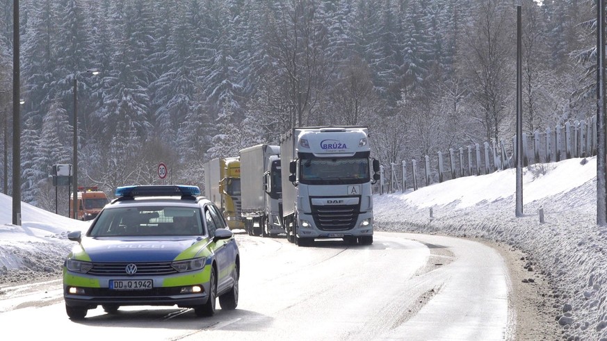 Corona- Test an Grenze 25.01.2021, Reitzenhain, Grenze, Die Bundesregierung hat unter anderem Tschechien als Corona- Hochrisikogebiet eingestuft. Deshalb ist die Einreise von Tschechien nach Sachsen n ...