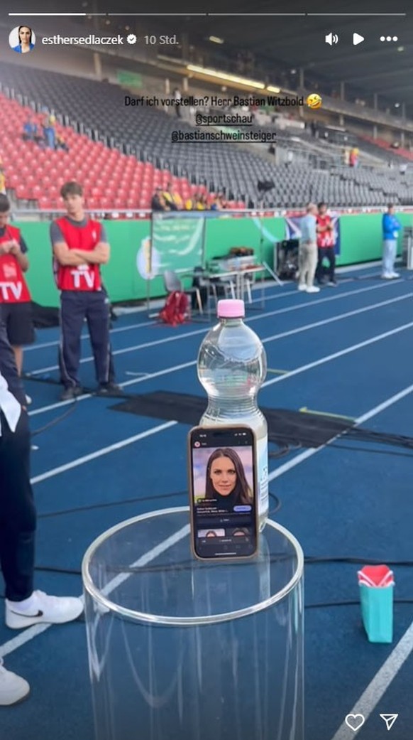 Bastian Schweinsteiger erlaubt sich einen Spaß mit Esther Sedlaczek.