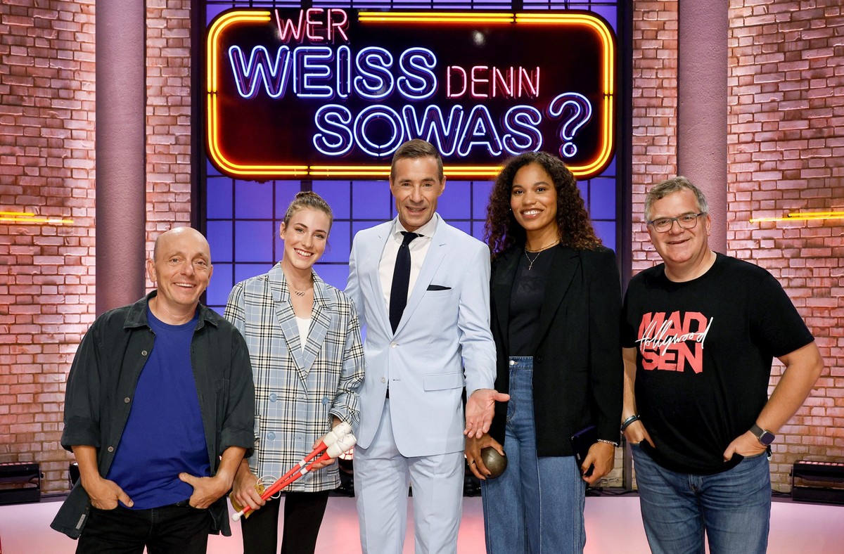 ARD WER WEISS DENN SOWAS? FOLGE 1171, "Darja Varfolomeev und Yemisi Ogunleye", am Donnerstag (10.10.24) um 18:00 Uhr im ERSTEN.
Moderator Kai Pflaume (M.) und seine Rateteam-Kapitäne Bernhar ...
