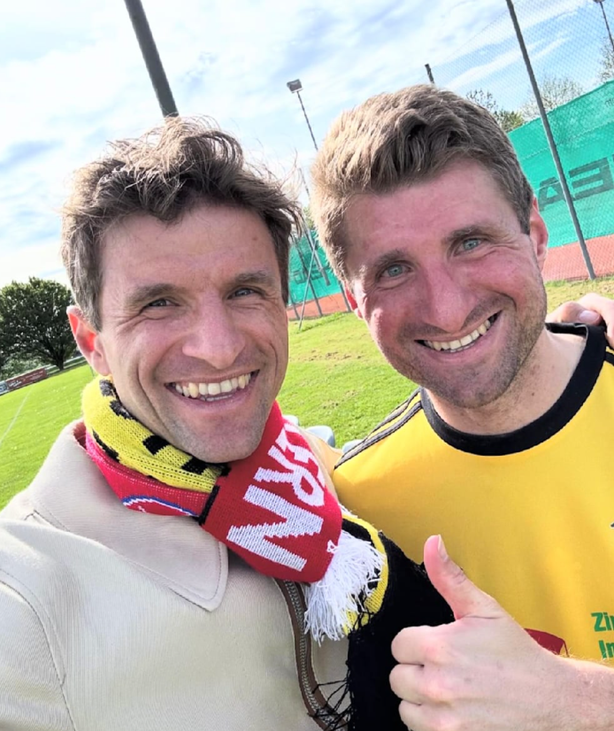 Thomas Müller zeigt sich auf Instagram mit einem auffälligen Schal.