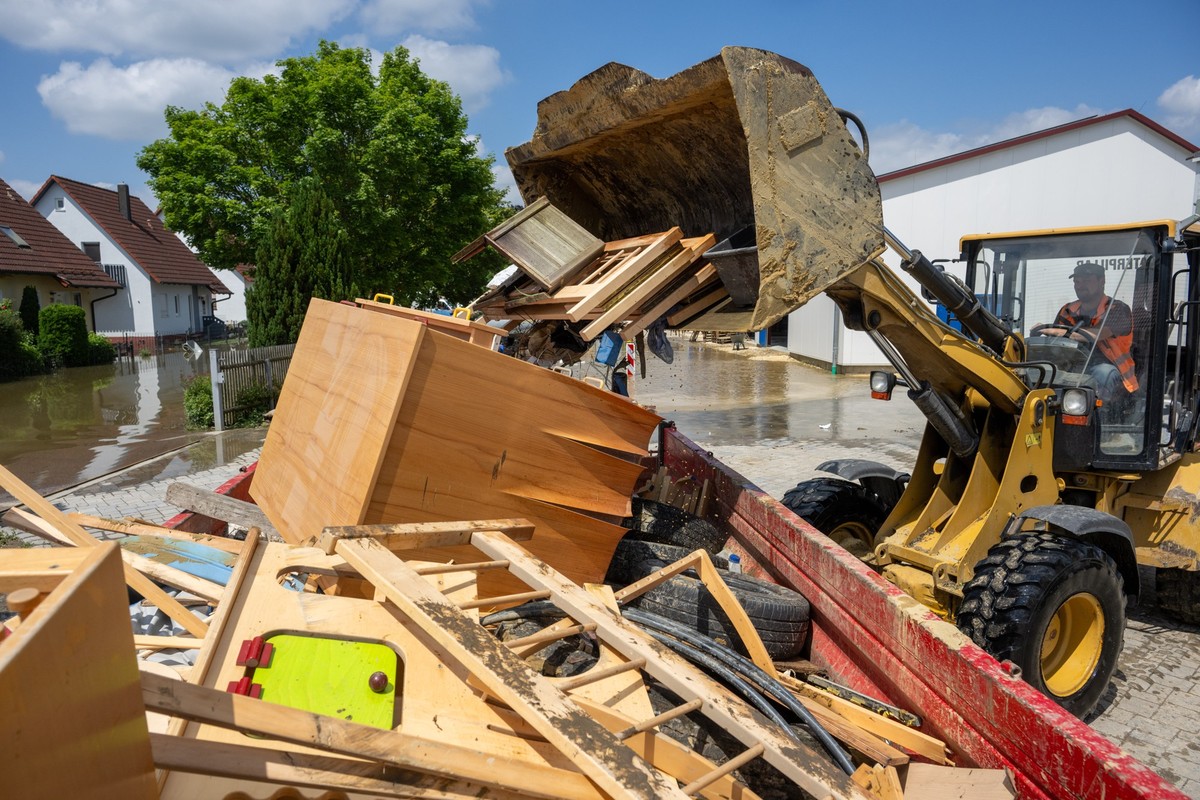 ARCHIV - 04.06.2024, Bayern, Offingen: Im Bauhof wird mit einem Radlader der durch Hochwasser entstandene Sperrmüll in einen Container gekippt. Die deutschen Versicherer fürchten hohe Schäden. (zu dpa ...