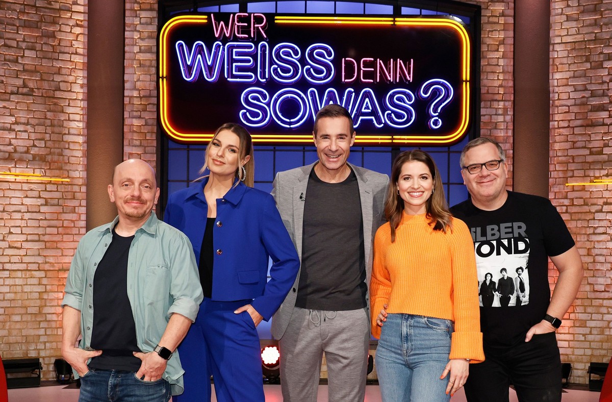 ARD WER WEISS DENN SOWAS? FOLGE 966, &quot;Laura Wontorra und Kristina Inhof&quot;, am Montag (06.02.23) um 18:00 Uhr im ERSTEN.
Moderator Kai Pflaume (M.) und seine Rateteam-Kapitäne Bernhard Hoëcker ...