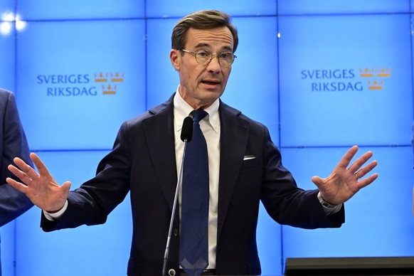 14.10.2022, Schweden, Stockholm: Ulf Kristersson, Vorsitzender der Moderaten Sammlungspartei, spricht w�hrend einer Pressekonferenz zur Regierungsbildung im Parlament. Der Konservative Kristersson hat ...