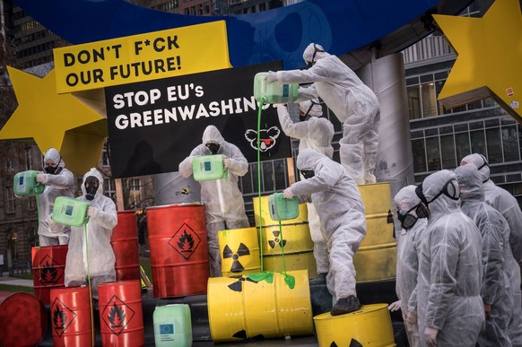 Protest gegen grüne EU-Taxonomie für Atomenergie und Erdgas Protestkation von Aktivisten des KoalaKollektiv am 11.01.2022 in Frankfurt am Main vor der Euroskulptur am Willy-Brandt-Platz.