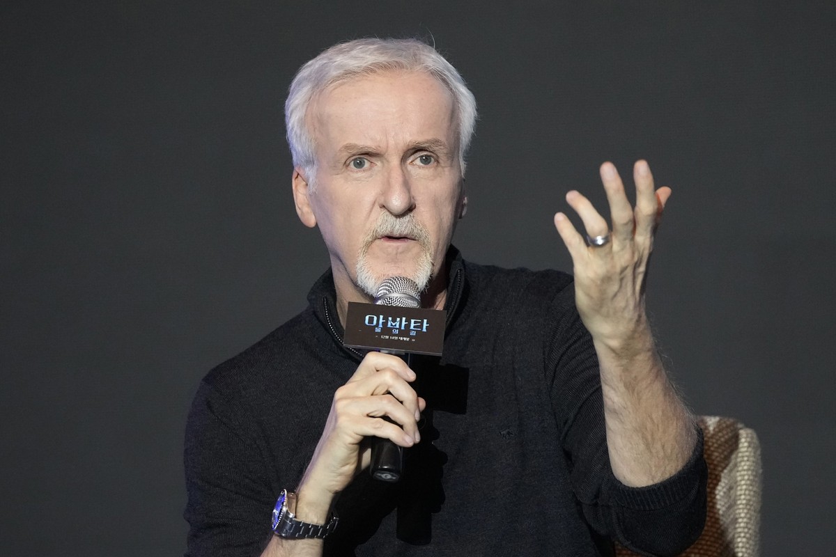 ARCHIV - 09.12.2022, S�dkorea, Seoul: Regisseur James Cameron spricht w�hrend einer Pressekonferenz zur Werbung f�r seinen Film &quot;Avatar: Der Weg des Wassers&quot;. (zu dpa &quot;James Cameron: Im ...