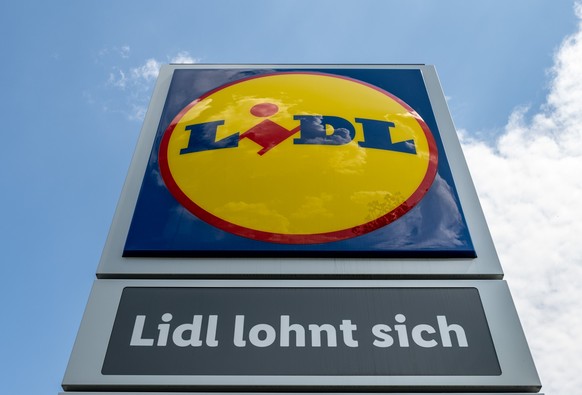 ILLUSTRATION - 15.05.2023, Sachsen, Leipzig: Eine Stele mit dem Logo des Discounters Lidl steht vor einer Filiale in Leipzig. Der Discounter feiert jetzt seinen 50. Geburtstag. In Ludwigshafen wurde 1 ...