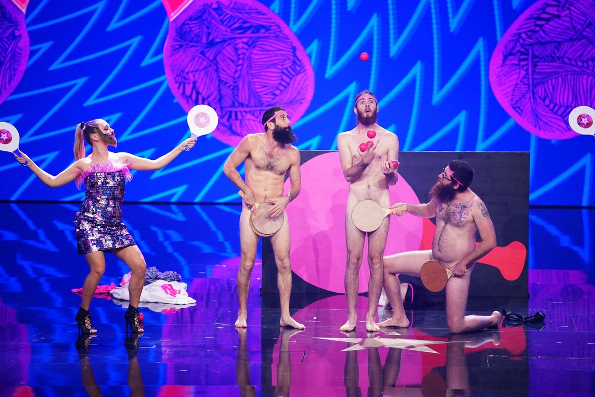 V.l.: Amit Gerbi, Yaron und Noam Davidovich pr�sentieren eine humorvolle Nacktperformance mit Tischtennisschl�gern. 

+++ Die Verwendung des sendungsbezogenen Materials ist nur mit dem Hinweis und Ver ...