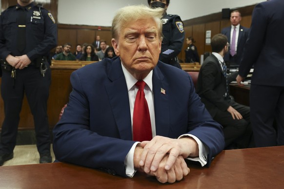 ARCHIV - 23.04.2024, USA, New York: Der ehemalige Präsident Donald Trump sitzt im Gericht in Manhattan. Der Strafprozess gegen Trump in Zusammenhang mit Schweigegeldzahlungen an einen Pornostar wurde  ...